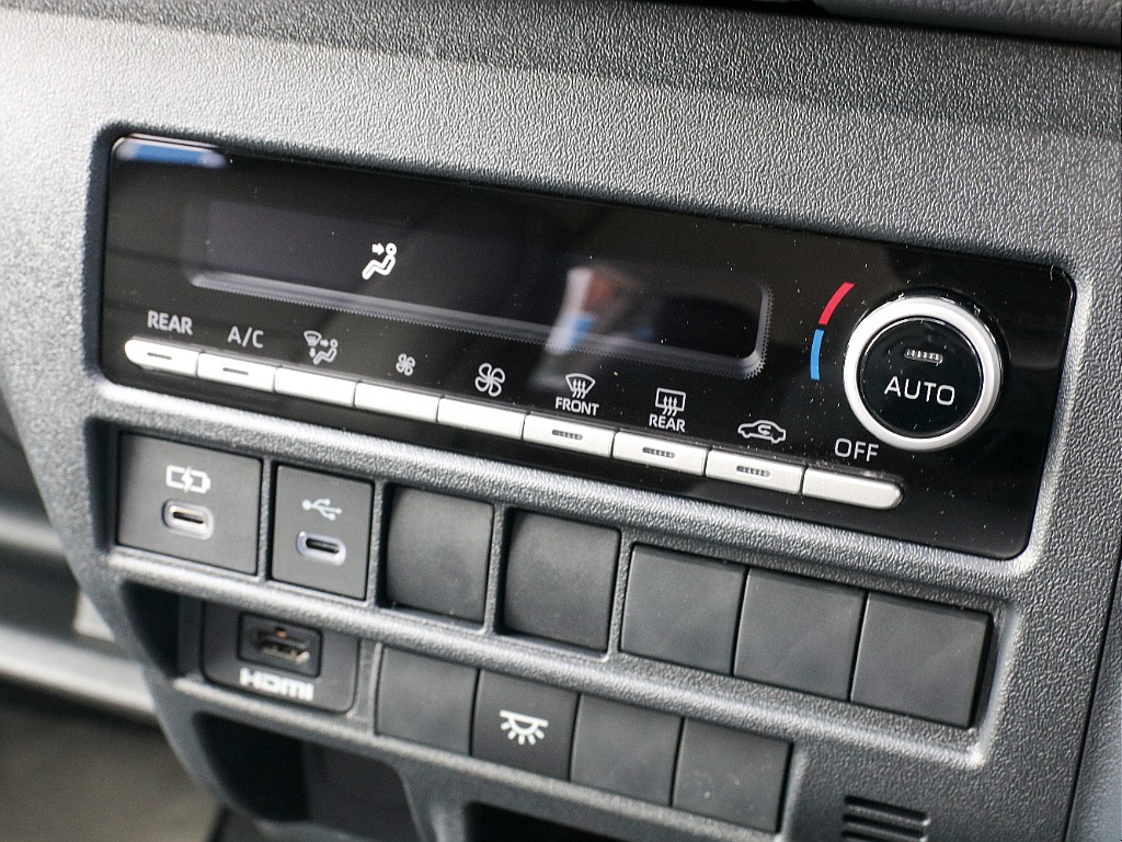 一新されたエアコンコントロールパネルになります！！