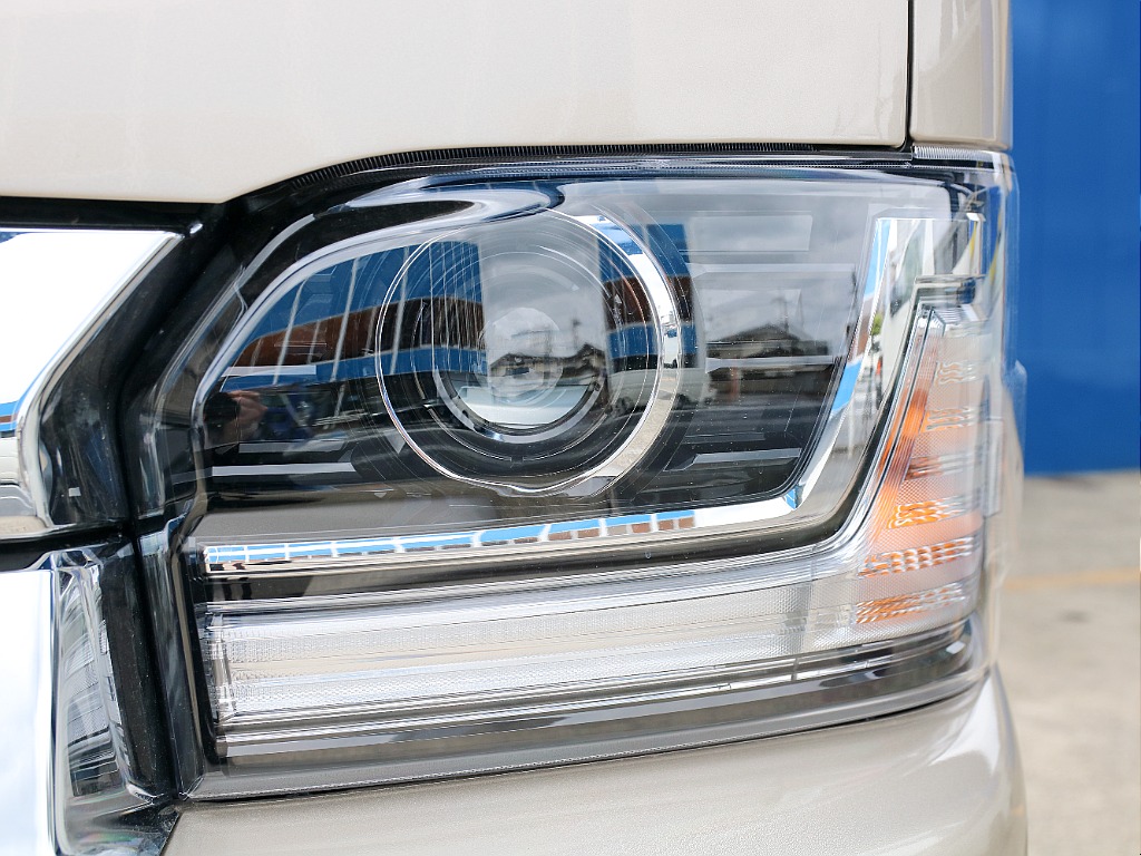 夜間の走行も安心のLEDヘッドランプ付き！！