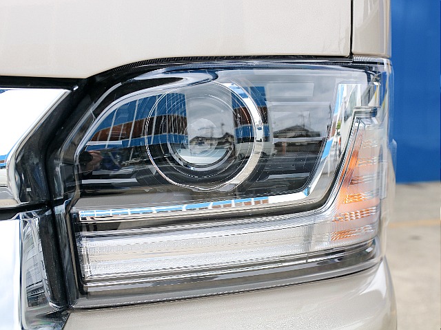 夜間の走行も安心のLEDヘッドランプ付き！！