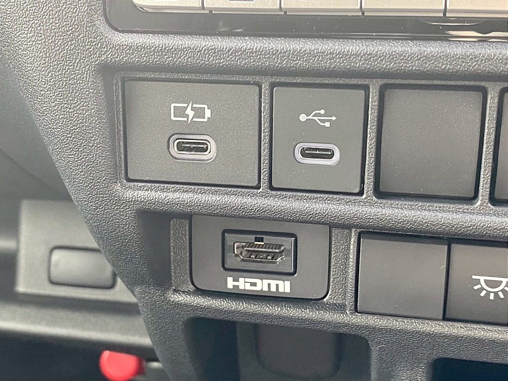 タイプＣ充電ポート・ＨＤＭＩ接続ポート！