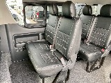 運転席側２列目・３列目・４列目は２人掛けベンチシートタイプ！