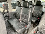 運転席側２列目・３列目・４列目は２人掛けベンチシートタイプ！