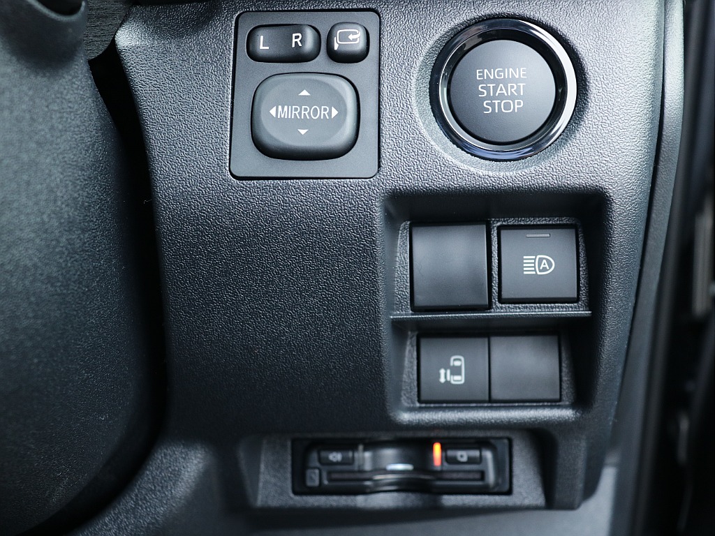プッシュスタートなど運転する際役立つ装備も充実しております♪