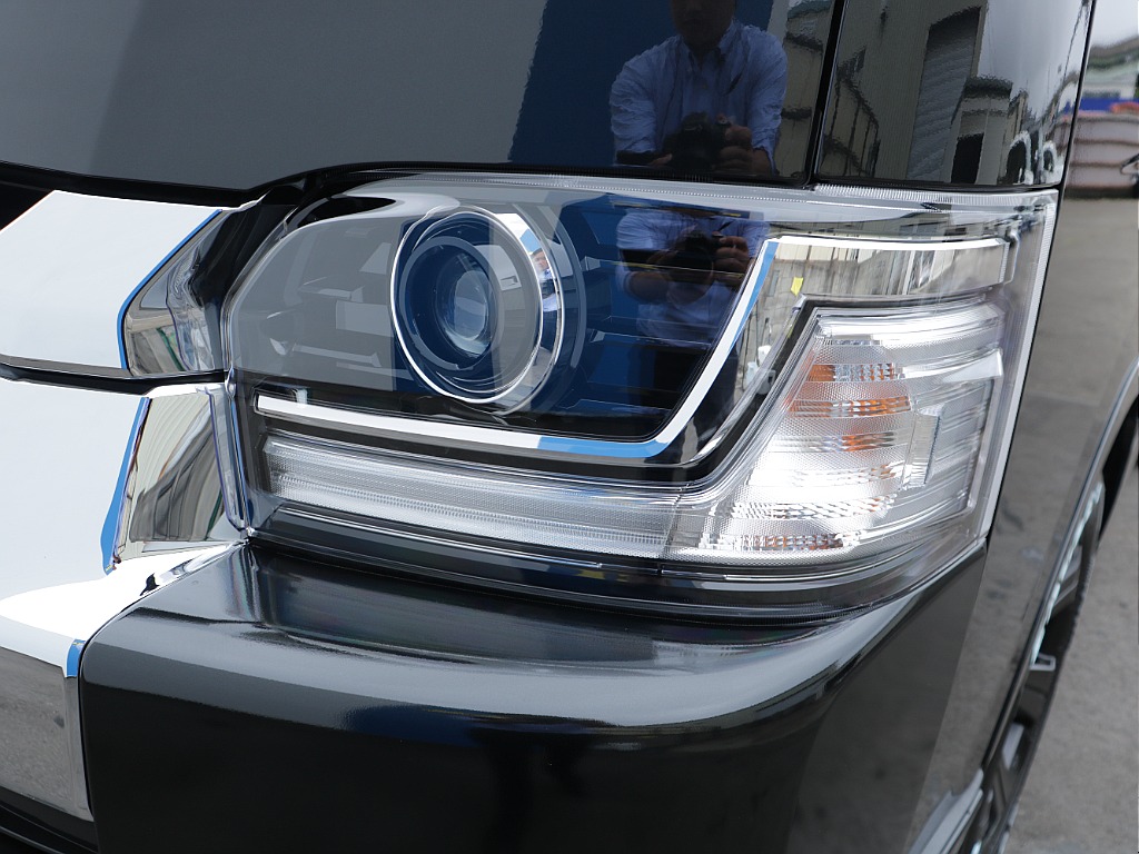 Bi-beam LEDヘッドランプ ロービーム・ハイビーム一体型の高輝度LED 夜間走行時の視認性・対向車などからの被視認性もアップ