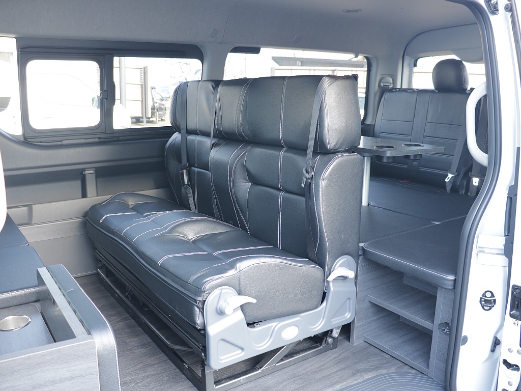 内装架装ネクロスの後部座席の風景になります！！一番の特徴的な２列目のフルフラットシート?