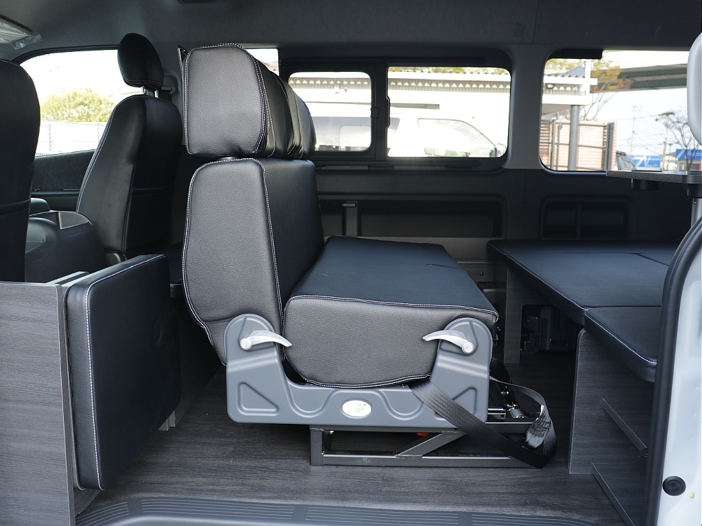 フルフラットシートは後ろ向きで座れるようにも変更可能になっております！！