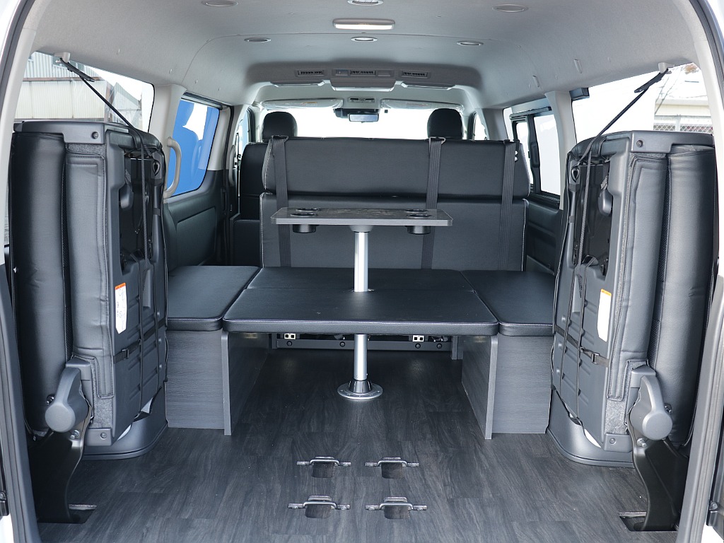 ４列目は跳ね上げ可能になっておりますので大きい荷物でも置けるラゲッチスペース確保可能です！！