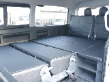 運転席助手席の後ろまでベットキット空間として使用可能ですのでご家族で車中泊などでも広々使えます！！