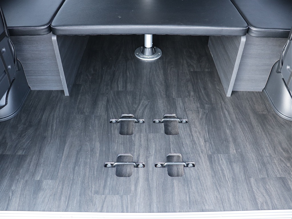 床張り施工もされておりますので傷などにも強くお手入れもしやすくなっております！！