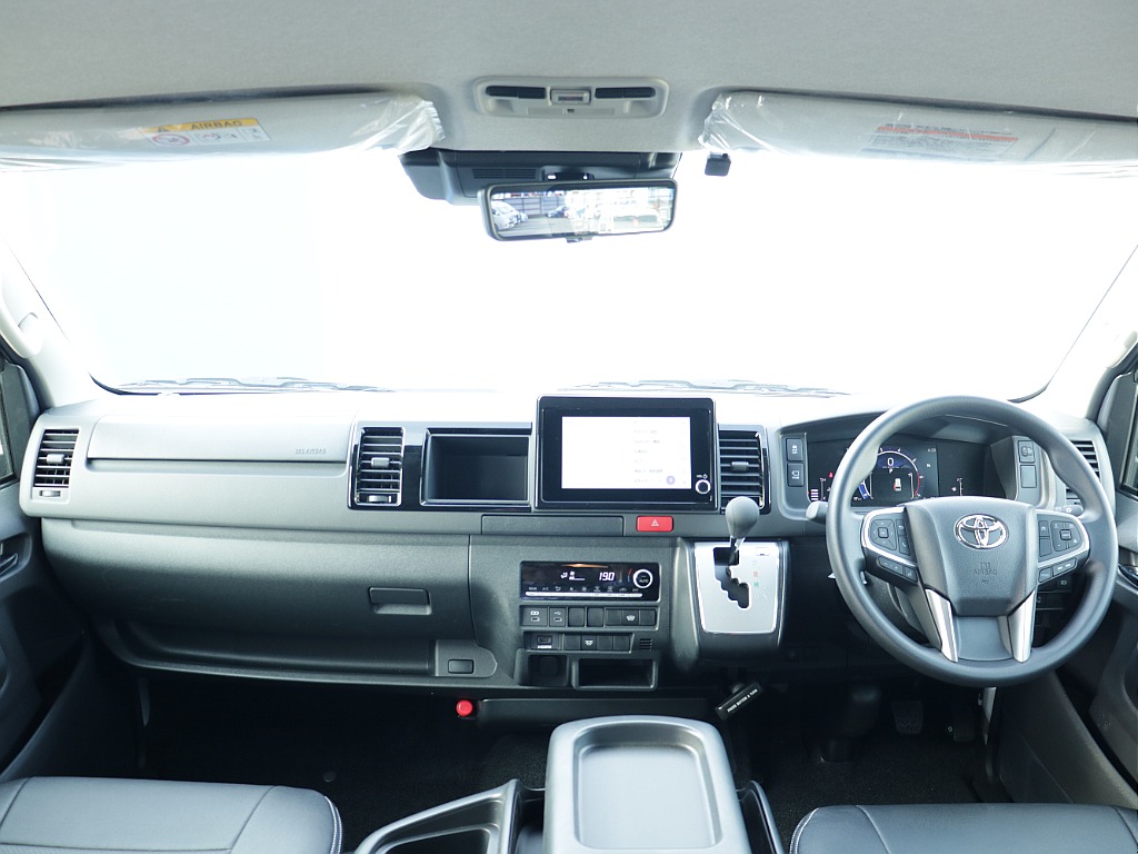 ワイドならではの広々空間の運転席助手席周り！！長距離ドライブでも快適性ばっちりでお使いいただけます♪