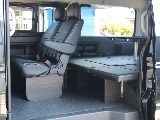 普段使いできるキャンピングカー！就寝スペース◎テーブルも付いてます！