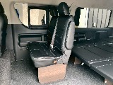２列目は２人掛けベンチシートタイプ！