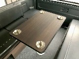 センターテーブルにはドリンクホルダーを完備！