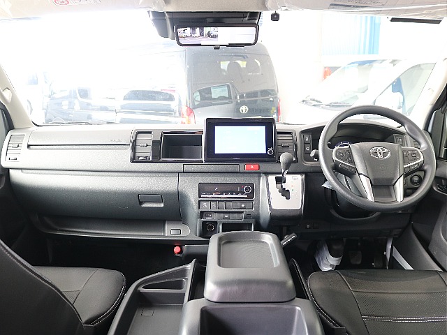 ワイドボディですので広々とした車内になります☆☆
