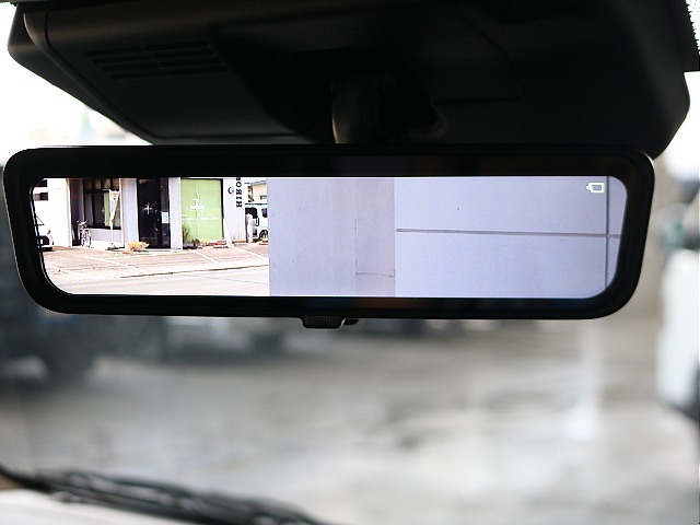 メーカーオプションのデジタルインナーミラーが搭載されております☆☆