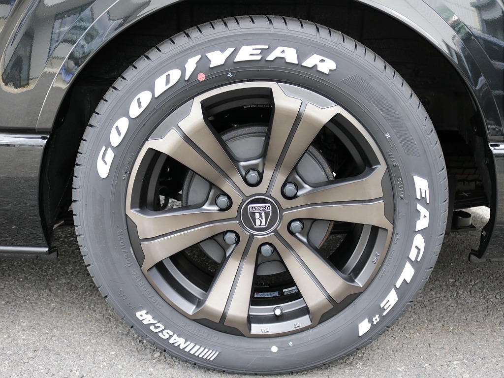 新車ハイエースＶダークプライムⅡ２０００ガソリン２ＷＤ！８ナンバー登録７人乗り仕様VALDORシートアレンジ施工済み！！オリジナルフロントスポイラーオリジナル１７インチアルミ１．５インチローダウン済み