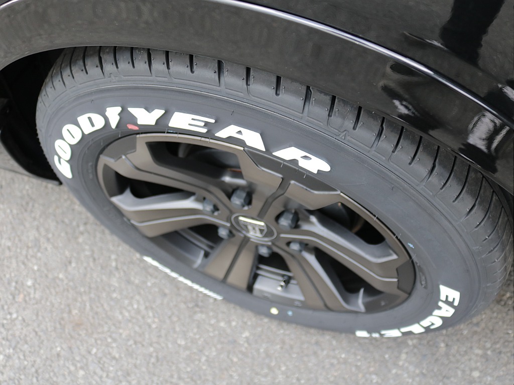 新車ハイエースＶダークプライムⅡ２０００ガソリン２ＷＤ！８ナンバー登録７人乗り仕様VALDORシートアレンジ施工済み！！オリジナルフロントスポイラーオリジナル１７インチアルミ１．５インチローダウン済み