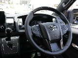 新車ハイエースＶダークプライムⅡ２０００ガソリン２ＷＤ！８ナンバー登録７人乗り仕様VALDORシートアレンジ施工済み！！オリジナルフロントスポイラーオリジナル１７インチアルミ１．５インチローダウン済み