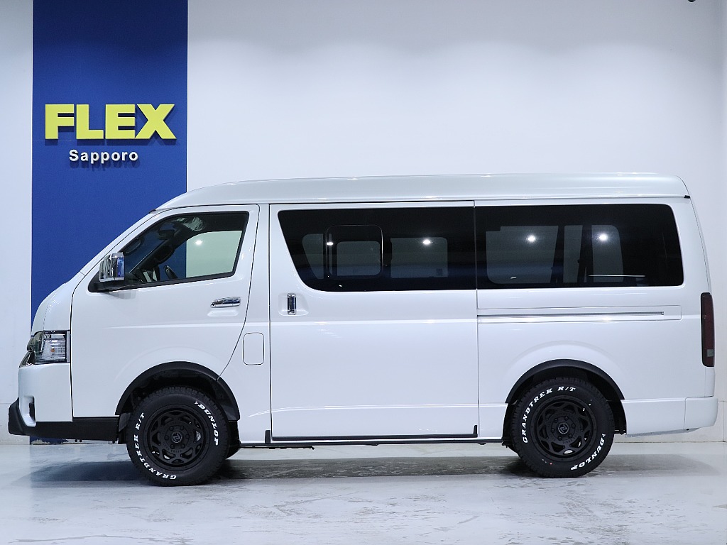 両側小窓付きスライドドア！