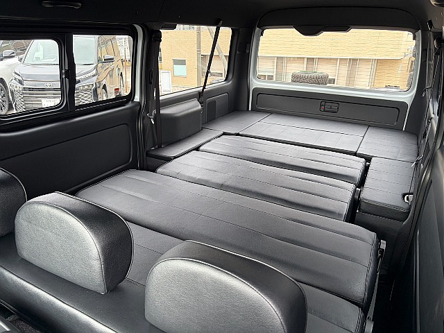 皆様で車中泊が出来る車両となっております♪