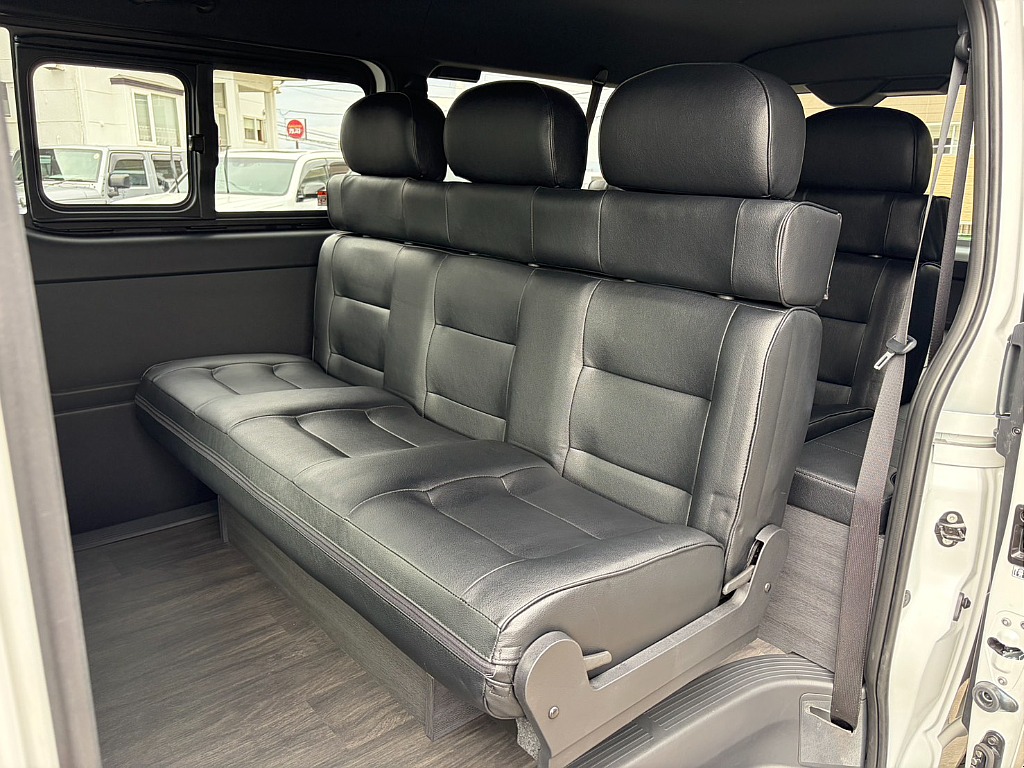 7名乗りのハイエースワイドバンベースとなっております♪