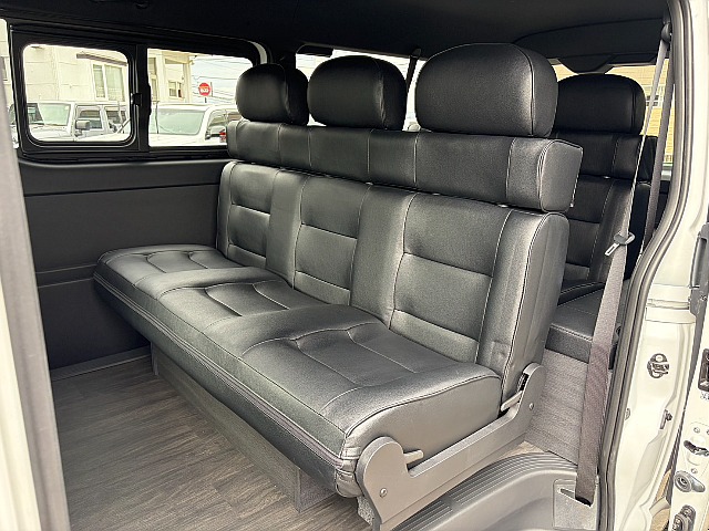 7名乗りのハイエースワイドバンベースとなっております♪