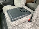 中央のシートは折りたたんで、センターコンソールとしてお使いいただけます！