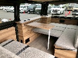 脱着可能なサイドテーブルを囲んでのリビング展開も可能です！