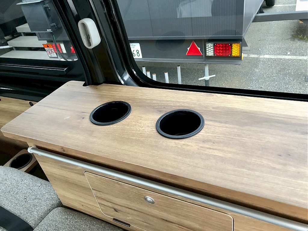 キッチンカウンターにはドリンクホルダーを完備！