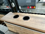 キッチンカウンターにはドリンクホルダーを完備！