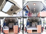 暖色系の天井照明が付いているので暖かいイメージの車内空間に！