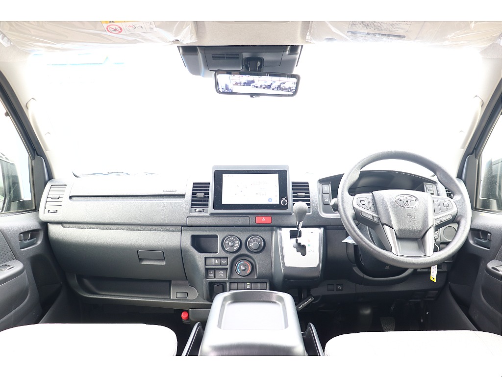 運転席周りもお洒落なインテリアカスタムがされております！！快適性もよくなってるので運転も気兼ねなく出来ちゃいます♪