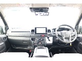 運転席周りもお洒落なインテリアカスタムがされております！！快適性もよくなってるので運転も気兼ねなく出来ちゃいます♪