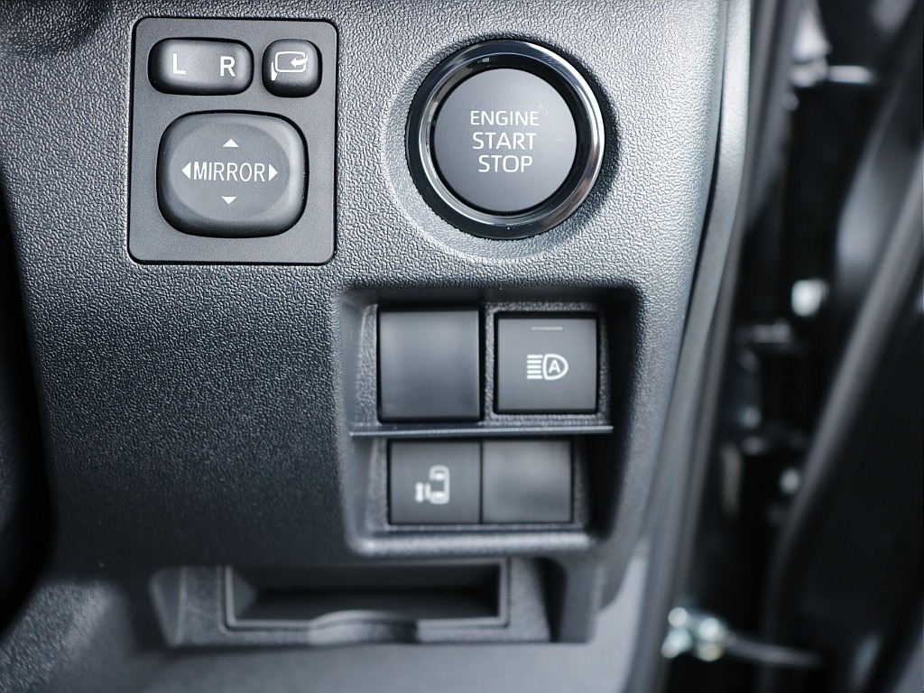 プッシュスタートなど運転する際役立つ装備も充実しております♪