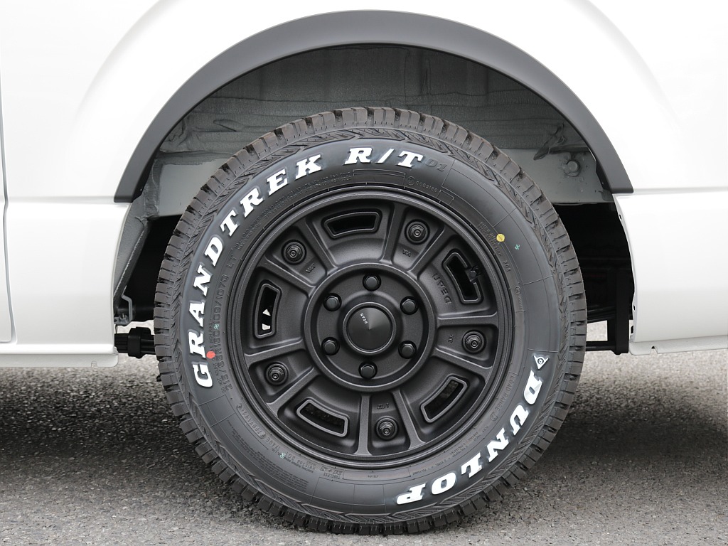 新車ハイエースＶダークプライムⅡガソリン２WD！新品オリジナル１6インチアルミ！新品ベットＫＩＴ装備！オリジナルパーツ多数装備！