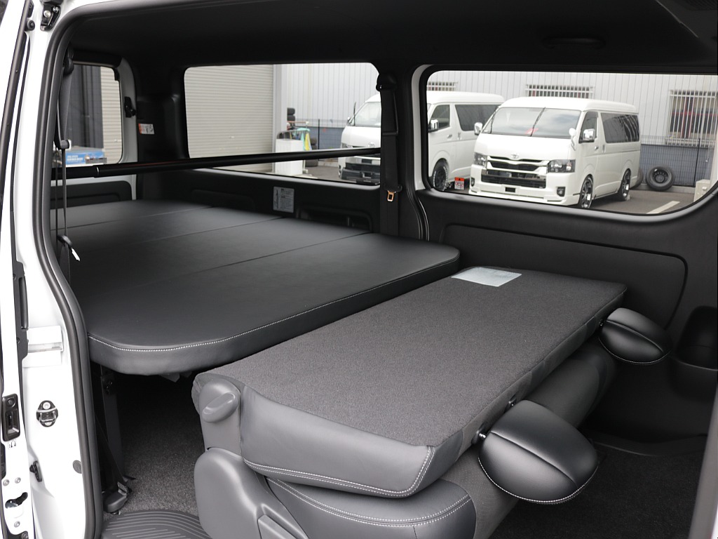 新車ハイエースＶダークプライムⅡガソリン２WD！新品オリジナル１6インチアルミ！新品ベットＫＩＴ装備！オリジナルパーツ多数装備！