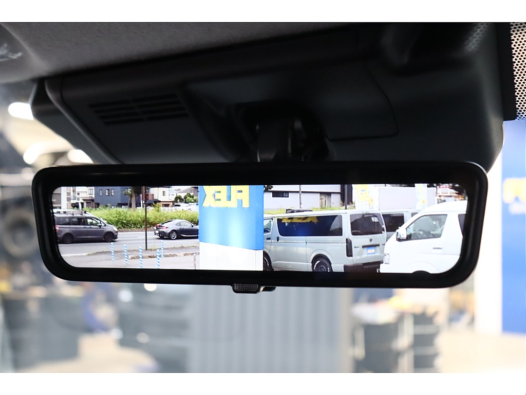 メーカーオプションのデジタルインナーミラーを完備！