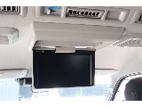 同乗者にも嬉しい12.1インチフリップダウンモニターを完備！
