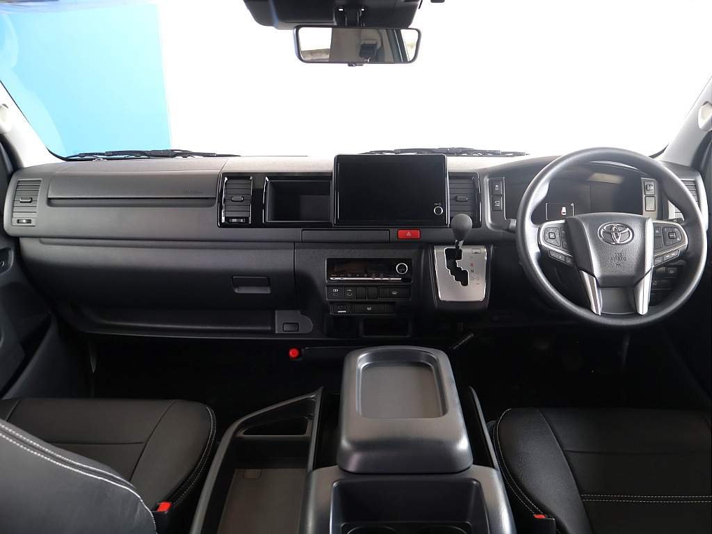 新型ハイエースならではの運転席周りになってます！