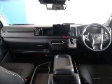 新型ハイエースならではの運転席周りになってます！