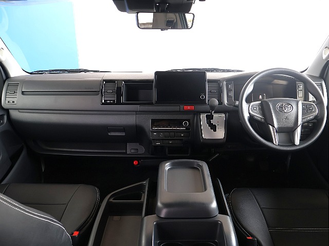 新型ハイエースならではの運転席周りになってます！