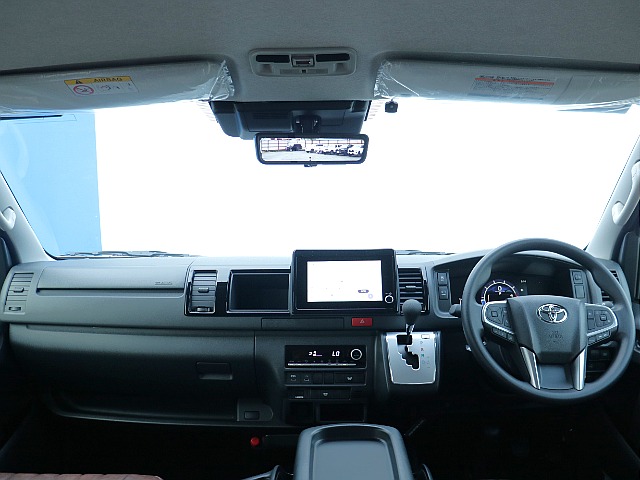 運転席は、ワイドならではの広々空間です♪
