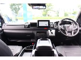ワイドボディならではの広いコックピットには8インチディスプレ...
