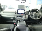 特別仕様車ダークプライムⅡなので高級感のある内装になっており...