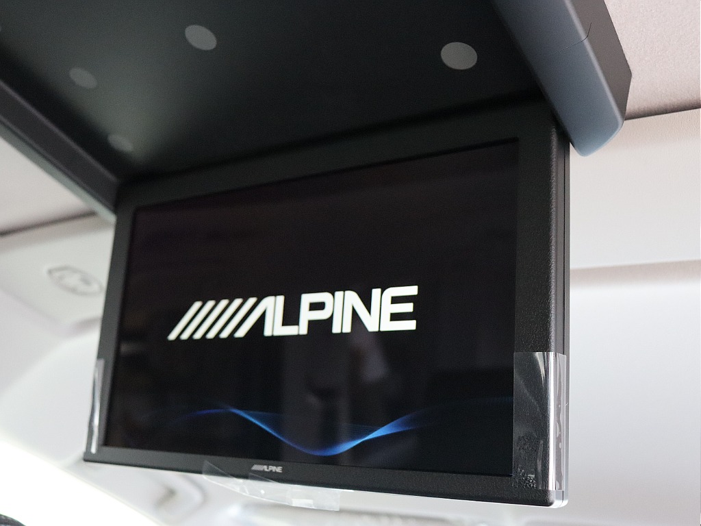 新品ALPINE製12.8フリップダウンモニター装備！
