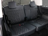 サードシートは3人掛けのシートになっております☆