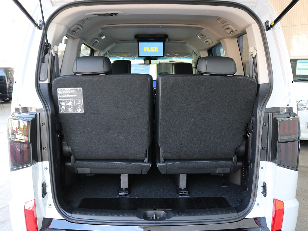 サードシートを展開していてもお荷物の積載が可能です☆☆
