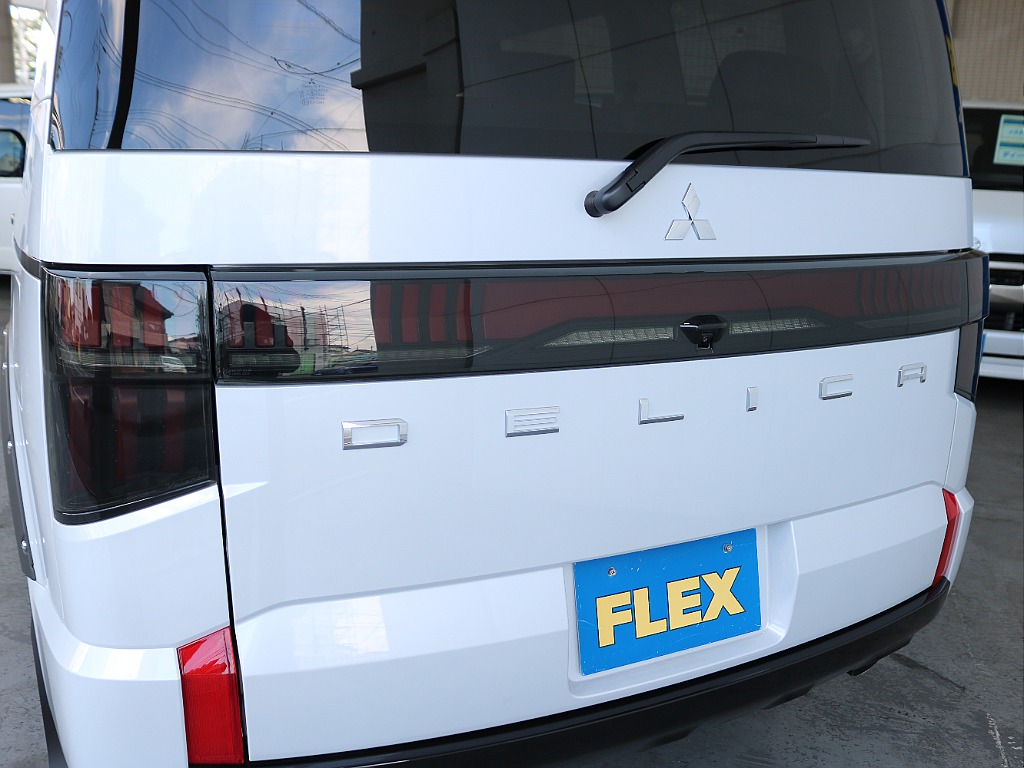 FLEXオリジナルカラーULTLAテールランプ装着済みでウィンカーは流れるシーケンシャルタイプになっております☆☆