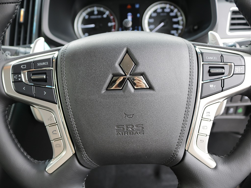 プッシュスタート・ステアリングスイッチなども装備されており嬉しい装備が充実している車両になっております！！