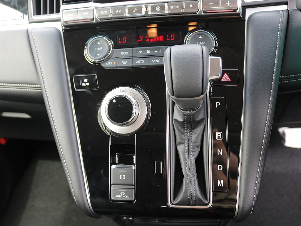 デリカは8速ATになっておりレーダークルーズコントロールや２WD/４WD/４WDLOCKにトラクション変更可能です！！